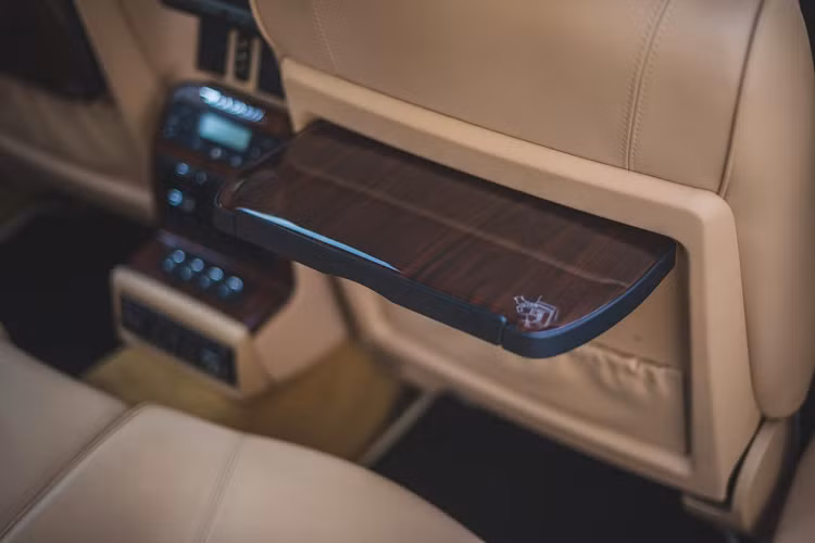 Các chi tiết của gói bao gồm vô lăng viền gỗ, lót trần xe bằng da lộn Alcantara; ghế sau có hệ thống thông gió, tính năng massage, điều khiển điều hòa phía sau, bàn sau có thể thu vào, kính và rèm che cửa sổ sau. Ngoại thất được phân biệt so với bản Sport GT với bộ la-zăng hợp kim 19 inch tám chấu đánh bóng và lưới chrome phía trước và bên hông xe.