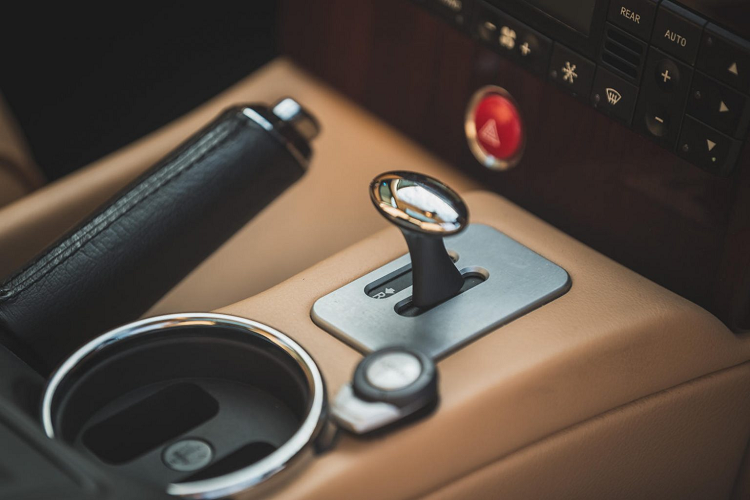 Ngoài ra xe còn có hệ thống SatNav, hệ thống âm thanh cao cấp Hi-Fi âm thanh vòm Bose và cả trang bị tủ lạnh ở bệ tì tay phía trước