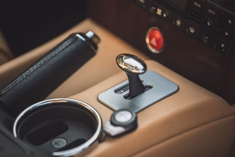 Ngoài ra xe còn có hệ thống SatNav, hệ thống âm thanh cao cấp Hi-Fi âm thanh vòm Bose và cả trang bị tủ lạnh ở bệ tì tay phía trước