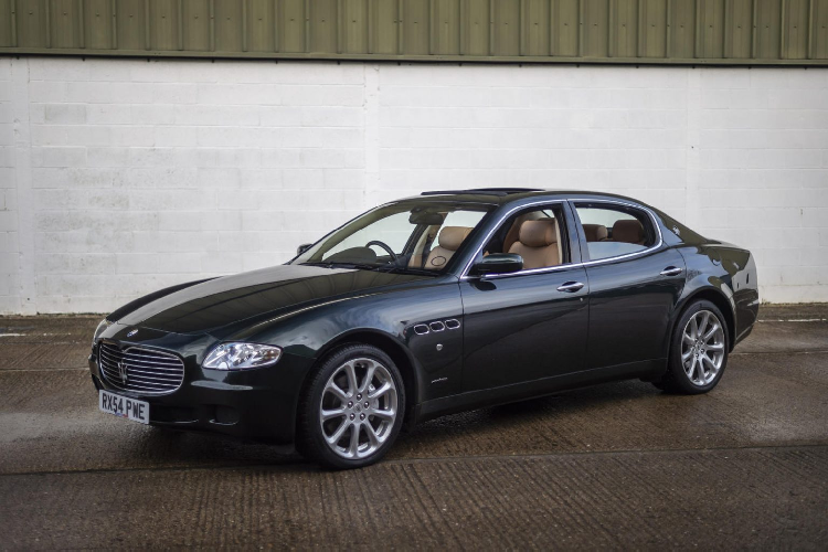 Được xây dựng trên một nền tảng hoàn toàn mới có tên M139, chiếc xe dài hơn 50 cm so với người tiền nhiệm và có chiều dài cơ sở dài hơn 40 cm. Kiến trúc tương tự sau này sẽ làm nền tảng cho các mẫu xe coupe và mui trần GranTurismo và GranCabrio. Chiếc Quattroporte của Elton John được sản xuất vào năm 2005 với những chi tiết của dòng đầu trước khi phiên bản facelift được ra đời vào năm 2008.