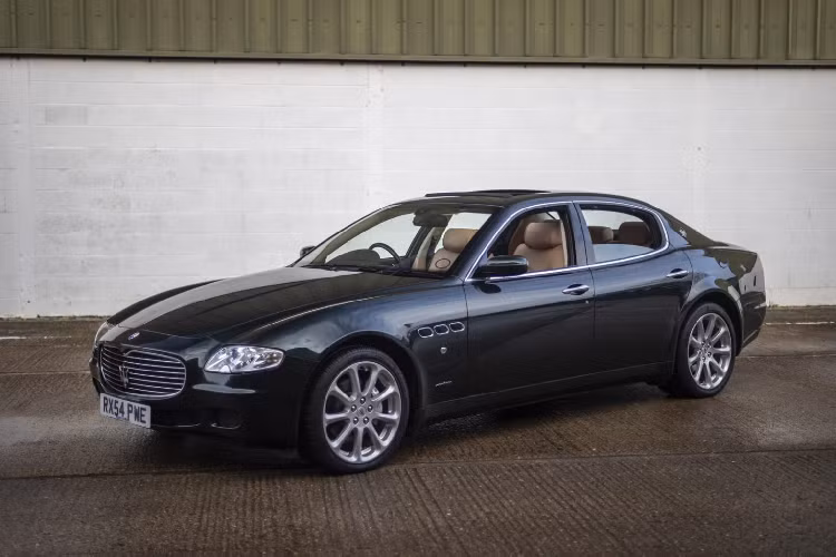 Được xây dựng trên một nền tảng hoàn toàn mới có tên M139, chiếc xe dài hơn 50 cm so với người tiền nhiệm và có chiều dài cơ sở dài hơn 40 cm. Kiến trúc tương tự sau này sẽ làm nền tảng cho các mẫu xe coupe và mui trần GranTurismo và GranCabrio. Chiếc Quattroporte của Elton John được sản xuất vào năm 2005 với những chi tiết của dòng đầu trước khi phiên bản facelift được ra đời vào năm 2008.