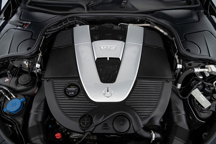 Điều duy nhất mà Brabus từng làm là lắp đặt một mô-đun hạ thấp khoảng sáng gầm, bộ mâm mới cỡ 21 inch đi kèm lốp Continental Sport Contact 6 kích thước 255/35 phía trước và 295/30 phía sau.