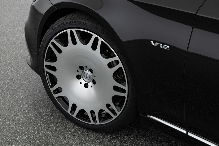 Về sức mạnh, Mercedes-Maybach S650 được trang bị động cơ tăng áp kép V12 6.0L cho ra công suất tối đa 621 mã lực và momen xoắn cực đại 1.000 Nm. Đối với một mẫu sedan siêu sang như Mercedes-Maybach, khách hàng thường sẽ không đặt nặng vấn đề về thông số sức mạnh hay khả năng tăng tốc. Dẫu vậy, theo công bố từ nhà sản xuất, S650 nguyên bản chỉ mất khoảng 4,7 giây để đạt 100 km/h từ vạch xuất phát.