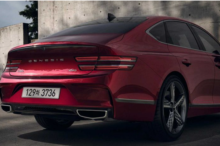 Về diện mạo, so với bản tiêu chuẩn, Genesis G80 Sport 2022 sở hữu một số yếu tố khác biệt như cản trước hình cánh chim 3D tinh chỉnh, các đường cắt ở khe gió trước đặt thấp hơn cùng đèn pha tối màu, bộ mâm crôm tối màu 20 inch, mang đến vẻ ngoài hầm hố hơn, cá tính hơn.