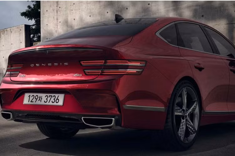 Về diện mạo, so với bản tiêu chuẩn, Genesis G80 Sport 2022 sở hữu một số yếu tố khác biệt như cản trước hình cánh chim 3D tinh chỉnh, các đường cắt ở khe gió trước đặt thấp hơn cùng đèn pha tối màu, bộ mâm crôm tối màu 20 inch, mang đến vẻ ngoài hầm hố hơn, cá tính hơn.