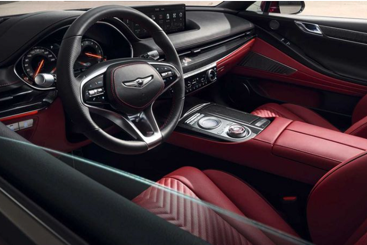 Không có thay đổi nào xảy ra đối với hệ truyền động, Genesis G80 Sport 2022 tiếp tục có 3 lựa chọn truyền động: động cơ tăng áp 2.5L sản sinh công suất 300 mã lực và mô-men xoắn 422 Nm; cỗ máy tăng áp kép V6 3.5L cho 375 mã lực / 530 Nm hoặc máy dầu diesel 2.2L sản sinh 208 mã lực / 441 Nm.