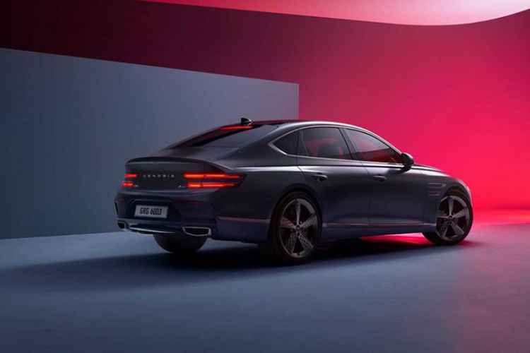 Ngoài ra, xe còn có vô lăng 3 chấu độc đáo, sạc không dây cho smartphone ở hàng ghế sau, ghế Ergo Motion Seat cho hành khách phía trước (trước đây tính năng này cho có trên ghế lái), cùng hệ thống kiểm soát tư thế thông minh để hỗ trợ thêm phần hông và lưng người ngồi, rất hữu ích cho những chuyến đi xa.