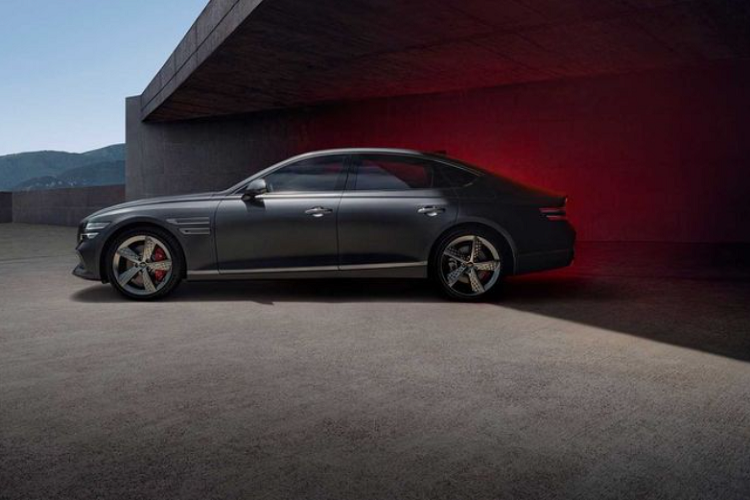 Bên cạnh đó, mẫu xe sang thể thao Genesis G80 Sport 2022 được trang bị hệ thống treo thể thao hơn với lò xo và giảm xóc mới cho độ giảm xóc khác nhau tùy theo chế độ lái. Genesis thậm chí còn bổ sung chế độ Sport+ để mở khóa toàn bộ khả năng tăng tốc và chuyển số nhanh nhất có thể cho G80 Sport 2022.