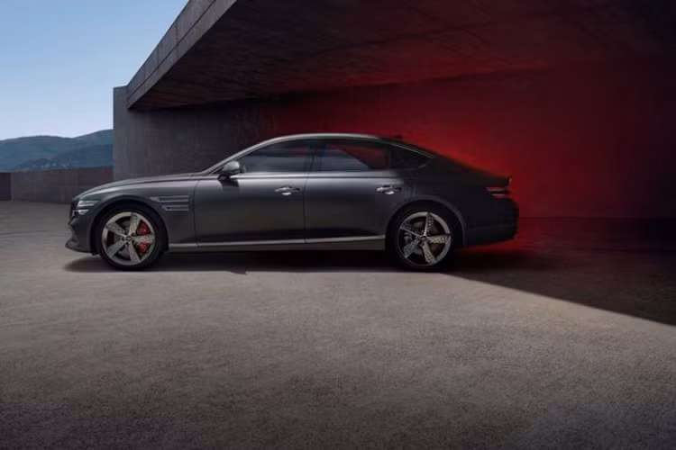 Bên cạnh đó, mẫu xe sang thể thao Genesis G80 Sport 2022 được trang bị hệ thống treo thể thao hơn với lò xo và giảm xóc mới cho độ giảm xóc khác nhau tùy theo chế độ lái. Genesis thậm chí còn bổ sung chế độ Sport+ để mở khóa toàn bộ khả năng tăng tốc và chuyển số nhanh nhất có thể cho G80 Sport 2022.