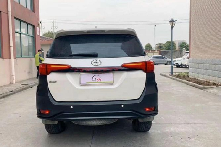 Tất nhiên, mẫu xe SUV Toyota Fortuner độ Legender vẫn thiếu rất nhiều trang bị, đáng chú ý là phía garage không bán kèm bộ mâm 18 inch và đèn hậu có đồ họa LED đặc trưng của phiên bản Legender.