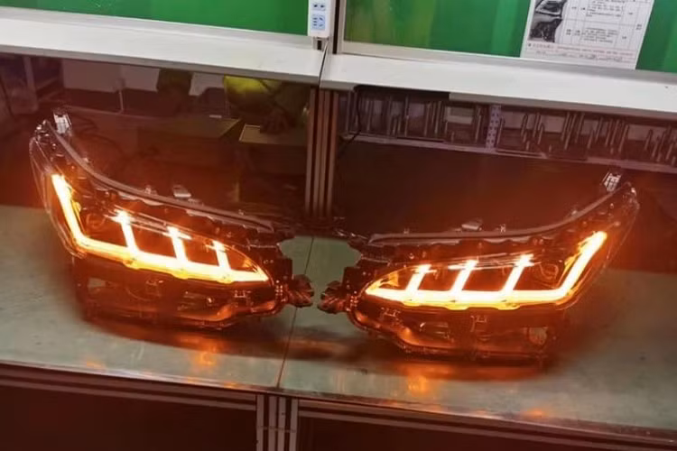 Cụ thể, gói độ Toyota Fortuner Legender trị giá 48 triệu đồng bao gồm bộ bodykit, đèn pha full LED, đèn gầm sơn đồng màu với tổng thể thân xe. Khi không thích bodykit này nữa, chủ xe cũng có thể mang xe qua gara để tháo bỏ và đưa xe về nguyên bản.