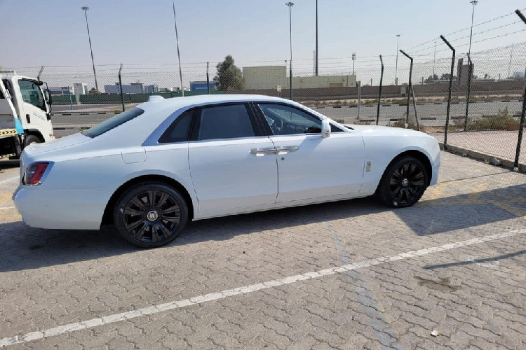 Ngoài ra, 1 trong 2 chiếc xe siêu sang Rolls-Royce Ghost thế hệ mới sắp có mặt tại dải đất hình chữ S còn sở hữu màu sơn trắng, chưa được nhìn thấy trên các mẫu xe Rolls-Royce Ghost 2021 đang có mặt tại Việt Nam lúc này và nhiều khả năng sẽ là chiếc Rolls-Royce Ghost thế hệ mới đầu tiên trong nước sở hữu màu này.