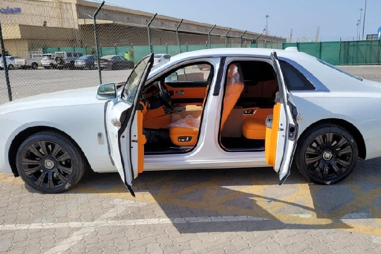 Ngoài bộ áo màu trắng đẹp mắt, chiếc xe siêu sang Rolls-Royce Ghost 2021 được nhập khẩu tư nhân còn có đường kẻ coachline màu cam rất nổi bật và quan trọng nhất là bộ mâm đa chấu kép hoàn toàn bắt mắt trên mẫu xe Rolls-Royce Ghost thế hệ mới được sơn đen. Ngoại thất xe siêu sang Rolls-Royce Ghost 2021 đang trên đường về Việt Nam sở hữu ngoại thất trắng