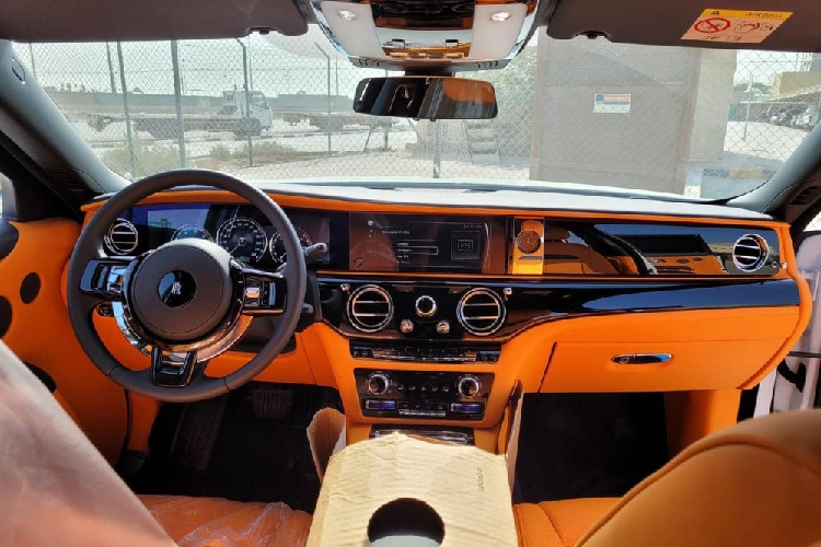 Mở cửa bước vào trong khoang lái của xe siêu sang Rolls-Royce Ghost thế hệ mới đã "nổ đơn" về dải đất hình chữ S này là nội thất màu cam rất "sexy" và đang là trào lưu cho các đại gia Việt độ từ sedan hạng sang đến SUV hay siêu xe.