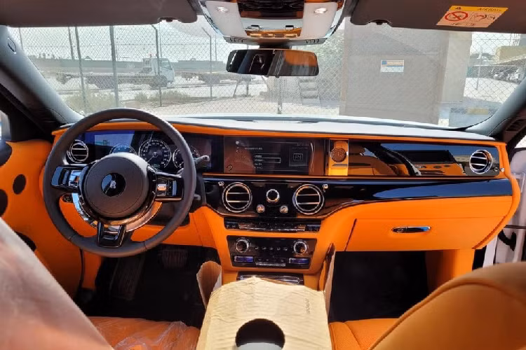 Mở cửa bước vào trong khoang lái của xe siêu sang Rolls-Royce Ghost thế hệ mới đã "nổ đơn" về dải đất hình chữ S này là nội thất màu cam rất "sexy" và đang là trào lưu cho các đại gia Việt độ từ sedan hạng sang đến SUV hay siêu xe.