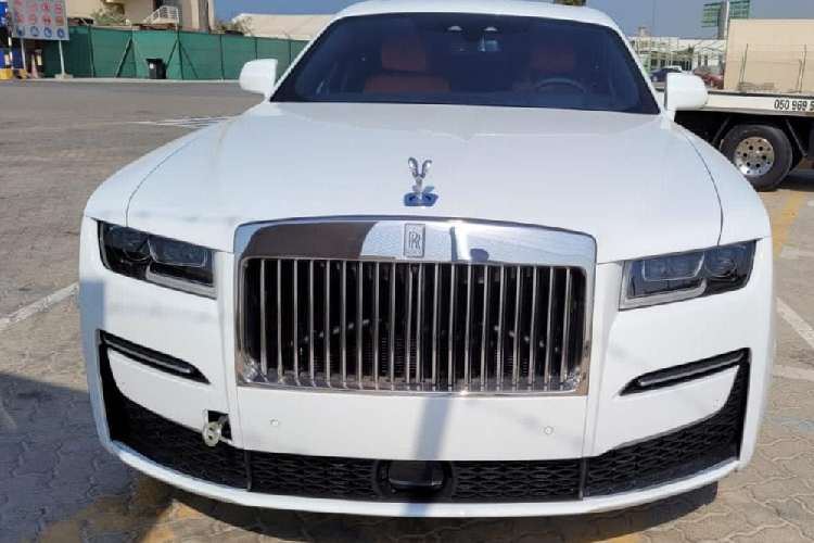 Dòng xe siêu sang Rolls-Royce Ghost thế hệ mới đang nhận được rất nhiều sự quan tâm của các đại gia trong nước khi đã có hơn 5 chiếc được mang về dải đất hình chữ S và nhiều chiếc xe khác đang chờ làm các thủ tục thông quan để sớm về nhà cùng chủ nhân đặt mua từ trước.