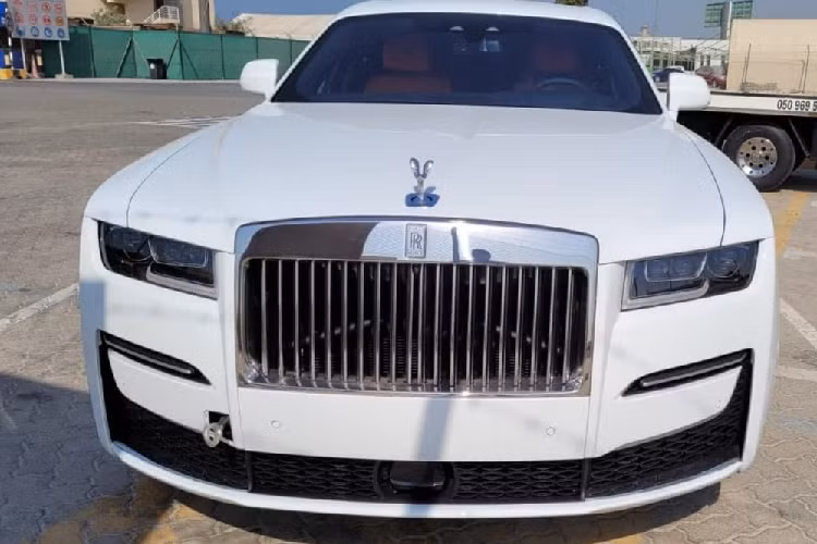Dòng xe siêu sang Rolls-Royce Ghost thế hệ mới đang nhận được rất nhiều sự quan tâm của các đại gia trong nước khi đã có hơn 5 chiếc được mang về dải đất hình chữ S và nhiều chiếc xe khác đang chờ làm các thủ tục thông quan để sớm về nhà cùng chủ nhân đặt mua từ trước.