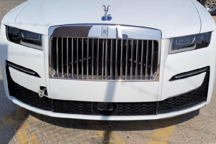 Thông tin chúng tôi có được là sẽ có 2 đơn hàng xe siêu sang Rolls-Royce Ghost 2021 về Việt Nam để phục vụ các đại gia trong nước. Điểm chung của 2 xe này là nội thất màu cam đang là trào lưu của khách hàng mua xe Rolls-Royce.