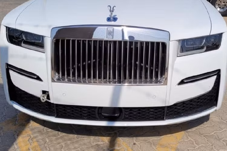Thông tin chúng tôi có được là sẽ có 2 đơn hàng xe siêu sang Rolls-Royce Ghost 2021 về Việt Nam để phục vụ các đại gia trong nước. Điểm chung của 2 xe này là nội thất màu cam đang là trào lưu của khách hàng mua xe Rolls-Royce.