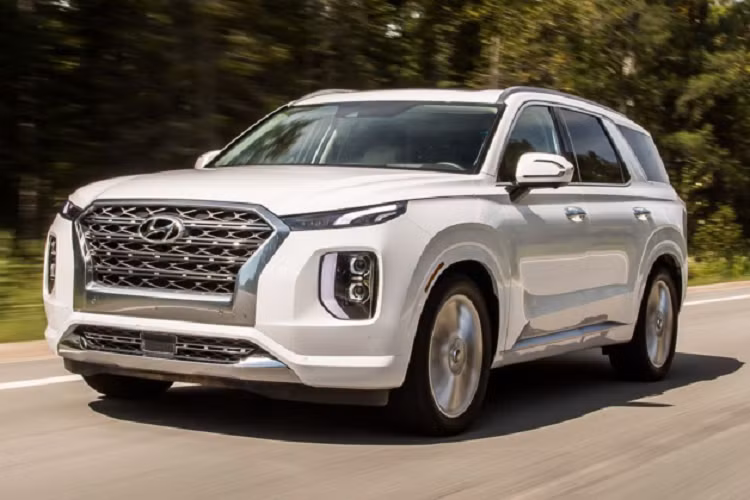 Hyundai Palisade sở hữu ngoại thất được thiết kế sắc sảo, phần đầu xe nổi bật với cụm lưới tản nhiệt cỡ lớn tạo nên sự sang trọng và vững chãi cho chiếc SUV. Tương tự các mẫu xe khác như: SantaFe hay dòng Kona mới, Palisade sở hữu cụm đèn pha với đèn sương mù đặt thấp ở vị trí nằm giữa hai bên của cản trước.