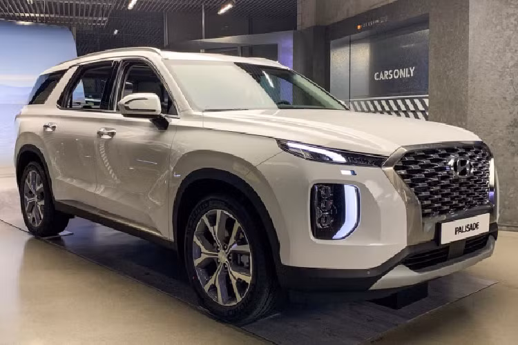 Tham khảo giá xe Hyundai Palisade mới này đang được chào giá lên đến 2,6 tỷ đồng, đây quả thực là một mức giá không hề rẻ, đủ để người dùng “đập hộp” một lúc 2 chiếc Hyundai SantaFe bản máy dầu cao cấp (1,245 tỷ đồng) hay “dư sức” lăn bánh được một chiếc Toyota Land Cruiser Prado có giá bán niêm yết 2,3 tỷ đồng.