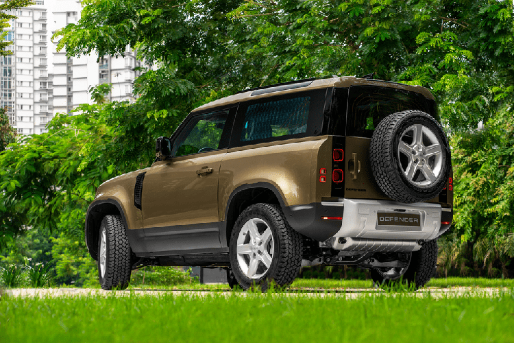 Lưu ý, giá xe Land Rover Defender 90 tiêu chuẩn đã gồm các trang bị theo xe nhưng chưa bao gồm các “option” lựa chọn thêm và có thể thay đổi tùy theo cấu hình hoặc màu sắc đặc biệt. Tuy nhiên, được biết rằng ở thời điểm hiện tại những chiếc Land Rover Defender 90 2021 đầu tiên về Việt Nam đã có chủ nhân, khách hàng mới sẽ phải đặt cọc và chờ đến tháng 9 năm nay mới có thể nhận xe.