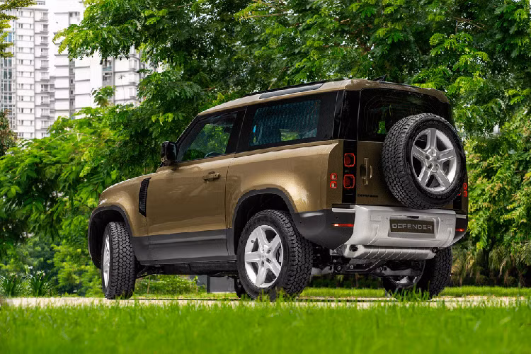 Lưu ý, giá xe Land Rover Defender 90 tiêu chuẩn đã gồm các trang bị theo xe nhưng chưa bao gồm các “option” lựa chọn thêm và có thể thay đổi tùy theo cấu hình hoặc màu sắc đặc biệt. Tuy nhiên, được biết rằng ở thời điểm hiện tại những chiếc Land Rover Defender 90 2021 đầu tiên về Việt Nam đã có chủ nhân, khách hàng mới sẽ phải đặt cọc và chờ đến tháng 9 năm nay mới có thể nhận xe.