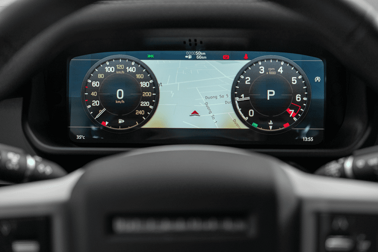 Thiết kế vẫn ngoại thất vẫn là sự hào trộn giữa nét đẹp vuông thành góc cạnh truyền thống cùng xúc cảm hiện đại và sang trọng. Land Rover Defender 90 2021 được trang bị hệ thống đèn full LED, các cụm đèn trước và sau cũng tận dụng những đường nét vuông vắn, cụm đèn trước gây ấn tượng với giao diện LED hiện đại bên trong. Mâm hợp kim có nhiều tùy chọn đa dạng từ loại 18 inch cho đến 19 inch, 20 inch và cả 22 inch.