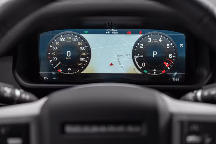 Thiết kế vẫn ngoại thất vẫn là sự hào trộn giữa nét đẹp vuông thành góc cạnh truyền thống cùng xúc cảm hiện đại và sang trọng. Land Rover Defender 90 2021 được trang bị hệ thống đèn full LED, các cụm đèn trước và sau cũng tận dụng những đường nét vuông vắn, cụm đèn trước gây ấn tượng với giao diện LED hiện đại bên trong. Mâm hợp kim có nhiều tùy chọn đa dạng từ loại 18 inch cho đến 19 inch, 20 inch và cả 22 inch.