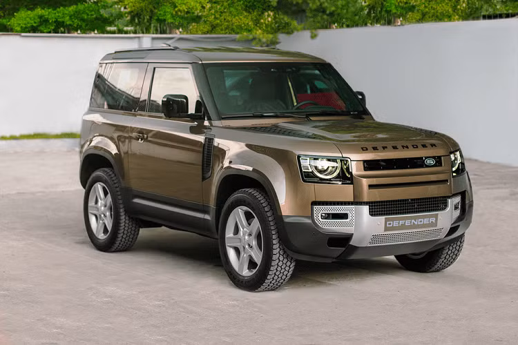 Nhà nhập khẩu và phân phối chính thức duy nhất của thương hiệu Land Rover tại Việt Nam đã ra mắt Land Rover Defender 90 2021 mới, sánh vai cùng người anh Defender 110 trước đó. Theo đó, mẫu SUV hạng sang này sẽ có 2 phiên bản là SE và X cùng giá bán tiêu chuẩn lần lượt là 3,935 tỷ đồng và 6,555 tỷ đồng.