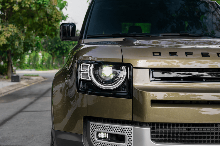 Điều này cũng không mấy ngạc nhiên bởi tại thị trường quốc tế, nguồn cung của mẫu xe SUV Land Rover Defender cũng đang gặp ảnh hưởng nặng nề do khủng hoảng thiếu hụt chất bán dẫn. Thậm chí, vào cuối tháng 5 vừa qua, giám đốc tài chính của Jaguar Land Rover – ông Adrian Mardell còn cho hay khách đặt Land Rover Defender có thể sẽ phải chờ tới 1 năm mới nhận được xe.