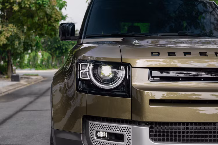 Điều này cũng không mấy ngạc nhiên bởi tại thị trường quốc tế, nguồn cung của mẫu xe SUV Land Rover Defender cũng đang gặp ảnh hưởng nặng nề do khủng hoảng thiếu hụt chất bán dẫn. Thậm chí, vào cuối tháng 5 vừa qua, giám đốc tài chính của Jaguar Land Rover – ông Adrian Mardell còn cho hay khách đặt Land Rover Defender có thể sẽ phải chờ tới 1 năm mới nhận được xe.