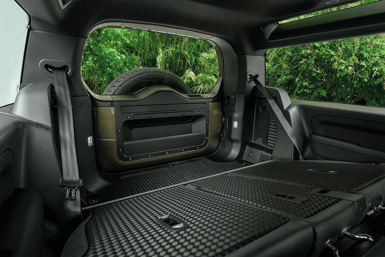 Bước vào bên trong, nội thất của Land Rover Defender 90 2021 cũng có các thiết kệ tận dụng hình vuông đặc trưng nhằm đem tới xúc cảm khỏe khoắn mà một mẫu xe việt dã nên có. Với giá bán lên tới hàng tỉ đồng, xe có nhiều trang bị “xịn sò” như bảng đồng hồ kỹ thuật số 12,3 inch phía sau vô lăng, màn hình cảm ứng 10 inch (hoặc người dùng có thể nâng cấp tùy chọn lên loại 11,4 inch) có kết nối Apple CarPlay/Android Auto.