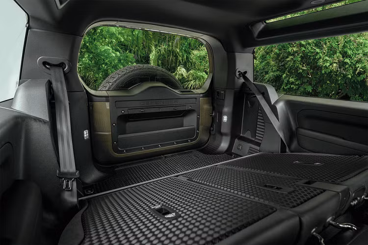 Bước vào bên trong, nội thất của Land Rover Defender 90 2021 cũng có các thiết kệ tận dụng hình vuông đặc trưng nhằm đem tới xúc cảm khỏe khoắn mà một mẫu xe việt dã nên có. Với giá bán lên tới hàng tỉ đồng, xe có nhiều trang bị “xịn sò” như bảng đồng hồ kỹ thuật số 12,3 inch phía sau vô lăng, màn hình cảm ứng 10 inch (hoặc người dùng có thể nâng cấp tùy chọn lên loại 11,4 inch) có kết nối Apple CarPlay/Android Auto.