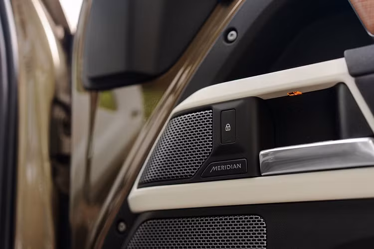 Trong đó, 2 gói phụ kiện Explorer chắc chắn sẽ thu hút sự quan tâm của khách Việt nhờ những trang bị như ống thở, giá nóc, thùng đựng đồ gắn ngoài xe, ốp vè bánh xe, ốp bánh xe dự phòng,… Bên cạnh các tùy chọn có thể lựa chọn thêm, Land Rover Defender 90 2021 cũng có 4 gói phụ kiện để người dùng thỏa thích cá nhân hóa chiếc xe theo sở thích của mình.