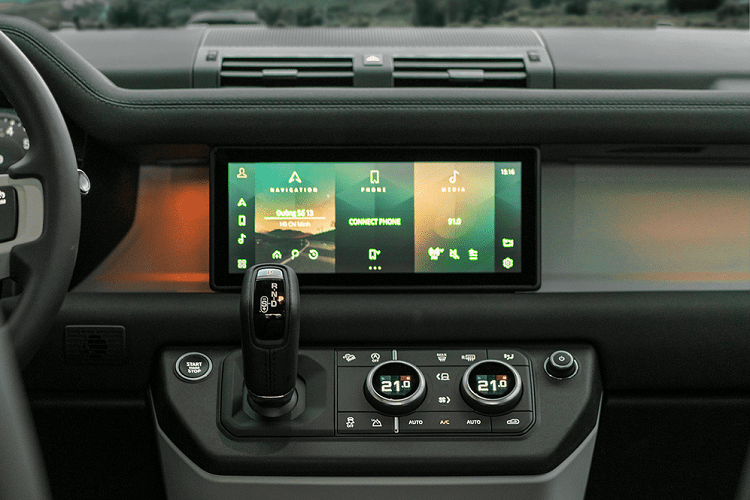 Land Rover Defender 90 2021 có kiểu dáng 3 cửa, 5 chỗ ngồi cùng chiều dài ngắn hơn tới 435 mm so với Defender 110. Quay trở lại với Land Rover Defender 90 2021 tại Việt Nam, tương tự như người anh Defender 110, mẫu SUV hạng sang này cũng được phát triển dựa trên bộ khung gầm liền khối bằng nhôm cứng nhất từng được Land Rover chế tạo.