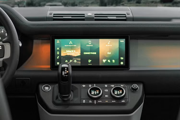 Land Rover Defender 90 2021 có kiểu dáng 3 cửa, 5 chỗ ngồi cùng chiều dài ngắn hơn tới 435 mm so với Defender 110. Quay trở lại với Land Rover Defender 90 2021 tại Việt Nam, tương tự như người anh Defender 110, mẫu SUV hạng sang này cũng được phát triển dựa trên bộ khung gầm liền khối bằng nhôm cứng nhất từng được Land Rover chế tạo.