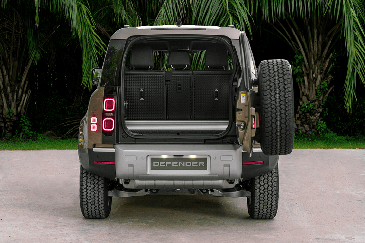 Về khả năng vận hành, Land Rover Defender 2021 được trang bị động cơ xăng Ingenium, dung tích 2.0L cho công suất tối đa 296 mã lực và mô-men xoắn cực dại 400 Nm. Ngoài ra, người dùng còn có thể lựa chọn tùy chọn hệ truyền động P400 MHEV (Mild Hybrid Electric Vehicle) 6 xi-lanh có thông số kỹ thuật tương ứng là 394 mã lực và 550 Nm. Dù là tùy chọn nào, xe đều được trang bị hộp số tự động 8 cấp và hệ dẫn động 4 bánh toàn thời gian