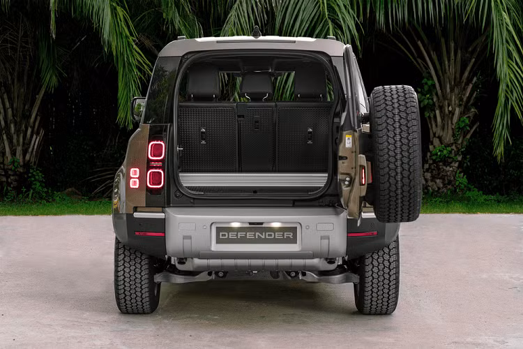 Về khả năng vận hành, Land Rover Defender 2021 được trang bị động cơ xăng Ingenium, dung tích 2.0L cho công suất tối đa 296 mã lực và mô-men xoắn cực dại 400 Nm. Ngoài ra, người dùng còn có thể lựa chọn tùy chọn hệ truyền động P400 MHEV (Mild Hybrid Electric Vehicle) 6 xi-lanh có thông số kỹ thuật tương ứng là 394 mã lực và 550 Nm. Dù là tùy chọn nào, xe đều được trang bị hộp số tự động 8 cấp và hệ dẫn động 4 bánh toàn thời gian