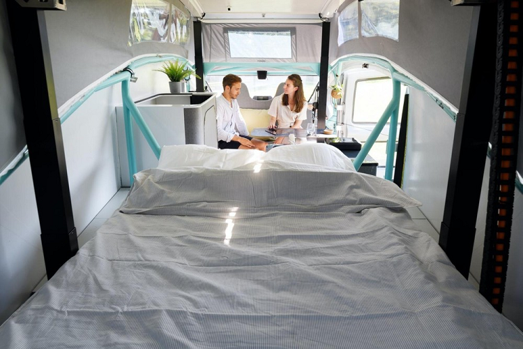 Chiếc xe không cần bất kỳ điểm sạc hoặc tiếp nhiên liệu bên ngoài nào, và các tấm pin mặt trời của nó cũng có thể cung cấp điện cho mọi trang bị khác trên xe, qua đó cho thấy một tương lai bền vững đối với các phương tiện RV và motorhome. Điều đáng chú ý nữa là mọi thứ về Stella Vita đã được thiết kế sao cho nhẹ và hiệu quả nhất có thể.