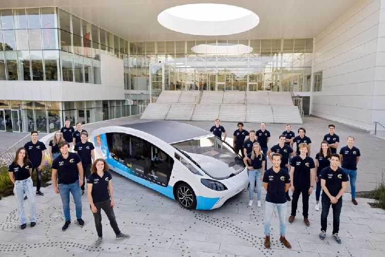 Solar Team Eindhoven, một nhóm sinh viên Hà Lan nổi tiếng với các phương tiện chạy bằng năng lượng mặt trời, đã trình làng ngôi nhà di động năng lượng mặt trời đầu tiên trên thế giới. Nó được gọi nó là Stella Vita, và đội ngũ sản xuất nói rằng nó có thể tạo ra đủ điện năng lượng mặt trời để chạy 730 km trong một ngày, đồng thời đảm nhiệm vai trò một ngôi nhà trên bánh xe.