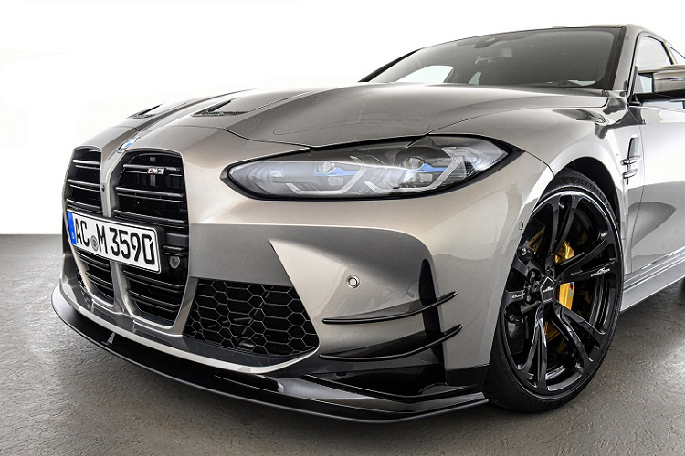 AC Schnitzer lắp đặt thêm một bộ chia trước cho BMW M3 Competition giúp tăng thêm 40 kg lực ép xuống mặt đường ở vận tốc 200 km/h. Luồng khí ở đầu xe tiếp tục đi xuống qua bên hông của M3 Competition nhờ bốn tấm vây hướng gió đặt đối xứng tại chắn bùn trước, cho phép chiếc xe chạy đầm nhất có thể. Ở phía sau là một cánh lướt gió trên nắp cốp kết hợp cùng bộ khuếch tán giúp tăng thêm tổng cộng 70 kg lực ép.