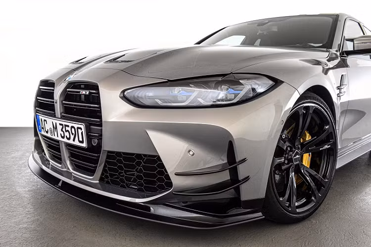 AC Schnitzer lắp đặt thêm một bộ chia trước cho BMW M3 Competition giúp tăng thêm 40 kg lực ép xuống mặt đường ở vận tốc 200 km/h. Luồng khí ở đầu xe tiếp tục đi xuống qua bên hông của M3 Competition nhờ bốn tấm vây hướng gió đặt đối xứng tại chắn bùn trước, cho phép chiếc xe chạy đầm nhất có thể. Ở phía sau là một cánh lướt gió trên nắp cốp kết hợp cùng bộ khuếch tán giúp tăng thêm tổng cộng 70 kg lực ép.