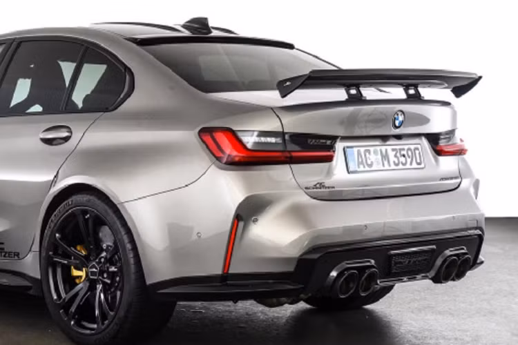 Bên trong khoang lái của của chiếc BMW M3 Competition độ khủng này, AC Schnitzer đã thay thế bằng một loại vô lăng mới bọc da Nappa và Alcantara màu đen.