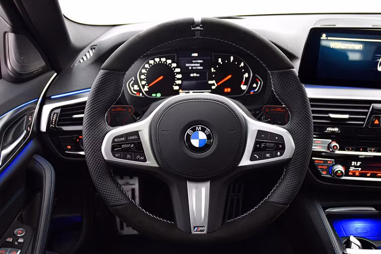 Giữ cho chiếc M3 Competition ổn định và hạn chế rung lắc ở tốc độ thấp là bộ mâm rèn AC3 trọng lượng nhẹ cỡ 20 inch. Đi kèm là bộ lốp cỡ 285/30 R20 cho phía trước và 295/30 R20 ở phía sau.