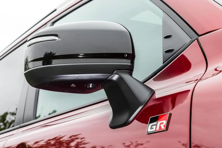 Về động cơ, tại Nhật Land Cruiser 2022 GR Sport có 2 lựa chọn động cơ gồm: Xăng V6 dung tích 3.5L tăng áp kép sản sinh công suất 409 mã lực và mô-men xoắn cực đại 650Nm. Bên cạnh động cơ Dầu V6 dung tích 3.3L tăng áp kép sản sinh công suất 304 mã lực và mô-men xoắn cực đại 700Nm. Cả hai động cơ đều sử dụng kết hợp với hộp số tự động 10 cấp mới và hệ dẫn động hai cầu (4WD) tiêu chuẩn.