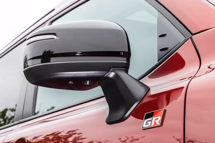 Về động cơ, tại Nhật Land Cruiser 2022 GR Sport có 2 lựa chọn động cơ gồm: Xăng V6 dung tích 3.5L tăng áp kép sản sinh công suất 409 mã lực và mô-men xoắn cực đại 650Nm. Bên cạnh động cơ Dầu V6 dung tích 3.3L tăng áp kép sản sinh công suất 304 mã lực và mô-men xoắn cực đại 700Nm. Cả hai động cơ đều sử dụng kết hợp với hộp số tự động 10 cấp mới và hệ dẫn động hai cầu (4WD) tiêu chuẩn.