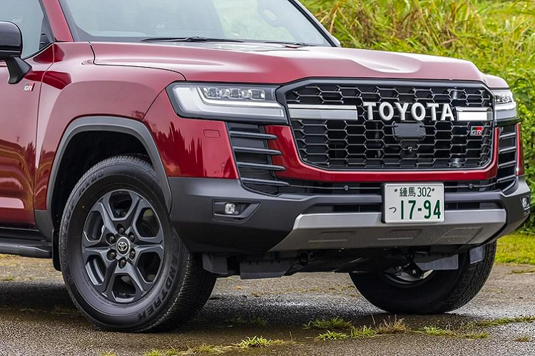 Được thiết kế bởi bộ phận Toyota Gazoo Racing chuyên phát triển xe đua thể thao của Toyota. Không chỉ sở hữu khả năng vận hành, off-road nổi trội. mẫu xe SUV Toyota Land Cruiser GR Sport 2022 còn mang diện mạo hấp dẫn. Xe được sơn đen nhiều chi tiết như mâm, lưới tản nhiệt, nẹp ô cửa kính, thanh gá nóc ốp gương chiếu hậu. Phần đầu xe nổi bật với dòng chữ “TOYOTA” trên cụm lưới tản nhiệt, bên cạnh logo Gazoo Racing “GR”.