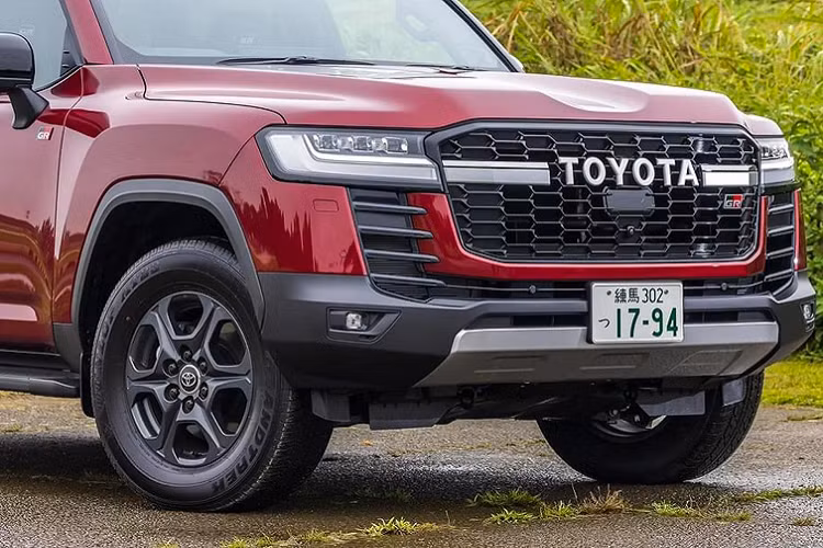 Được thiết kế bởi bộ phận Toyota Gazoo Racing chuyên phát triển xe đua thể thao của Toyota. Không chỉ sở hữu khả năng vận hành, off-road nổi trội. mẫu xe SUV Toyota Land Cruiser GR Sport 2022 còn mang diện mạo hấp dẫn. Xe được sơn đen nhiều chi tiết như mâm, lưới tản nhiệt, nẹp ô cửa kính, thanh gá nóc ốp gương chiếu hậu. Phần đầu xe nổi bật với dòng chữ “TOYOTA” trên cụm lưới tản nhiệt, bên cạnh logo Gazoo Racing “GR”.