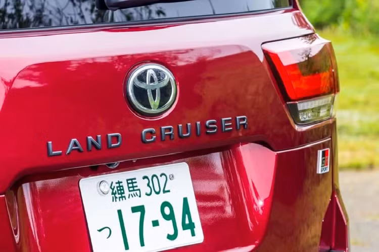 Hệ thống treo điện tử E-KDSS của xe có thể điều khiển điện tử tự động và độc lập từng bánh xe ở trước và phía sau, dựa trên tình trạng ở mỗi bánh khi xe vượt địa hình, giúp tăng cường độ ổn định khi lái xe trong thành phố, giảm thiểu giao động rung lắc khi đi qua những mấp mô khi vượt địa hình.